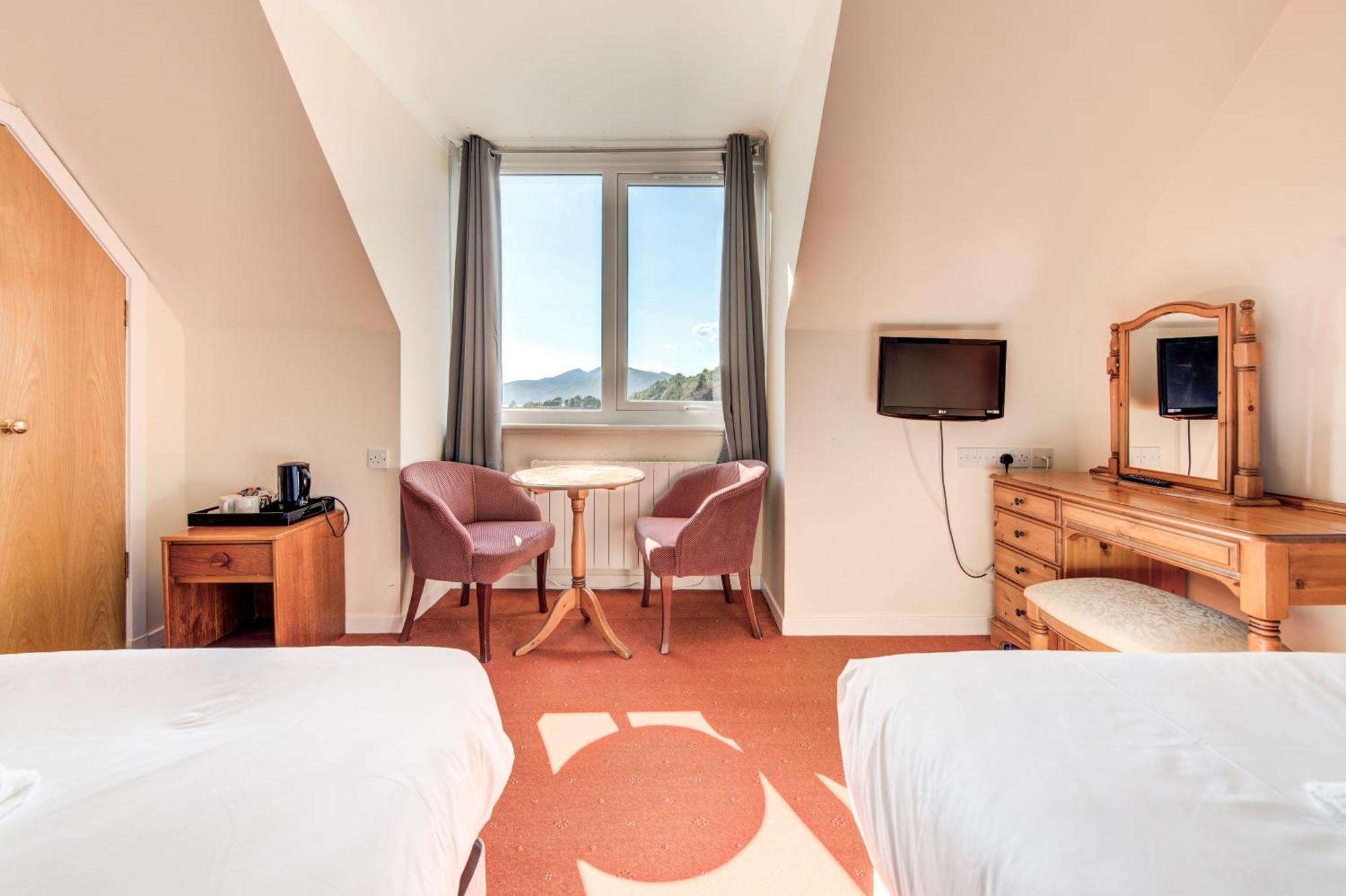 Hotel & Lochside Pods 3*