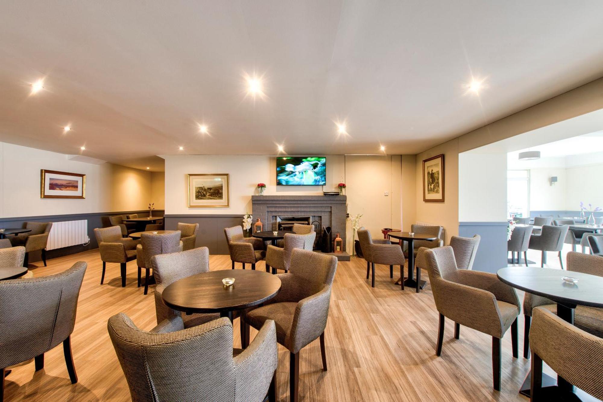 Hotel & Lochside Pods 3*