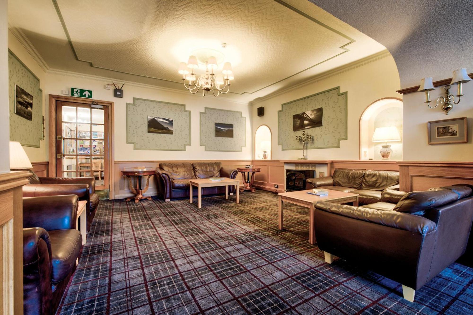 Hotel & Lochside Pods