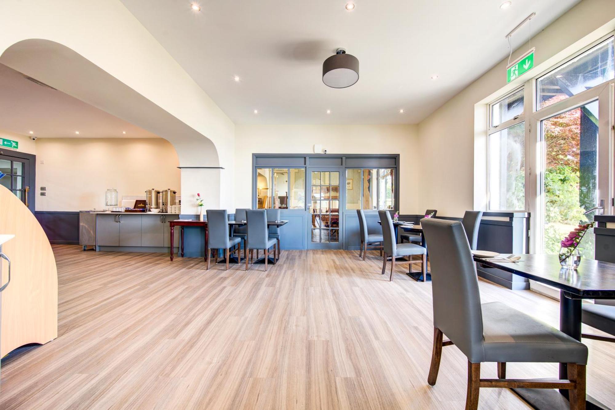 Hotel & Lochside Pods