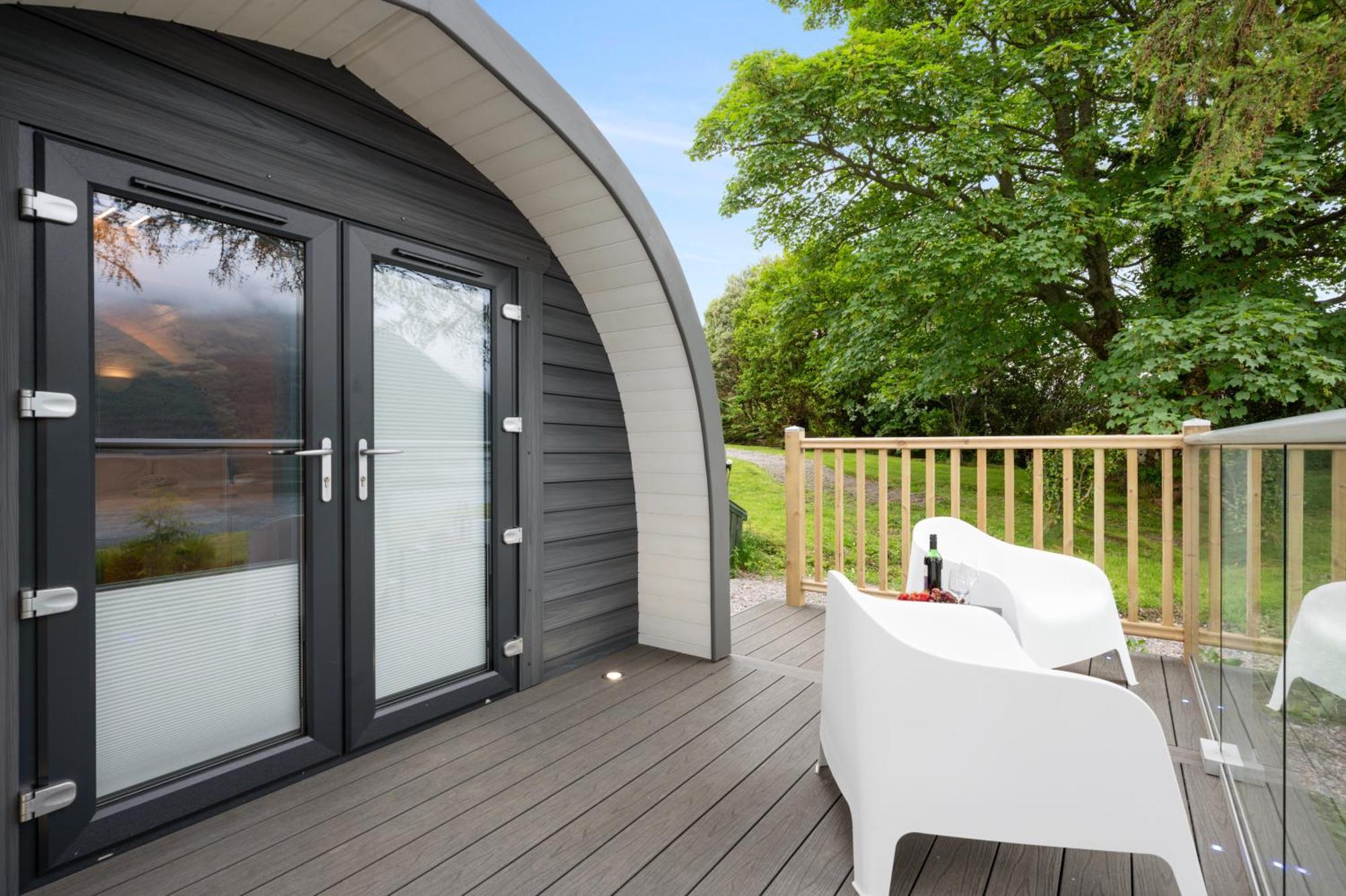 Hotel & Lochside Pods