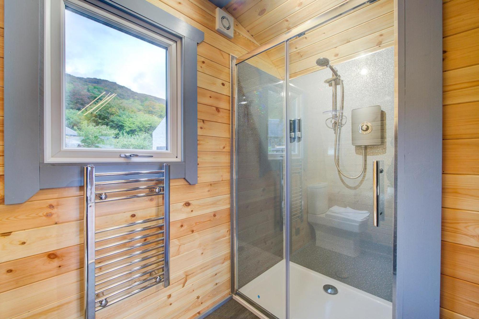 Hotel & Lochside Pods