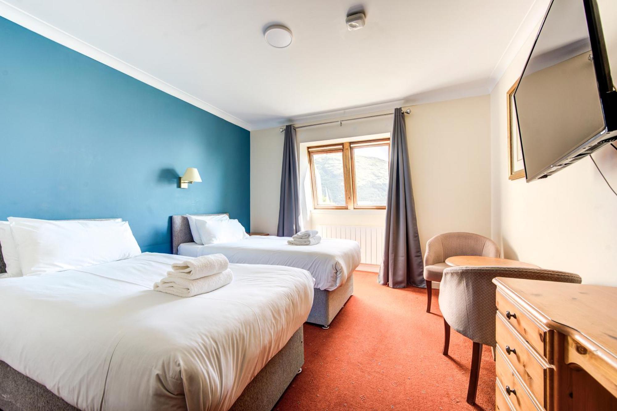 Hotel & Lochside Pods